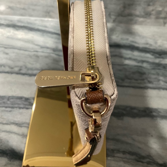 Michael Kora LIKE NEW Jet Set Travel Continental Wallet - Picture 5 of 12